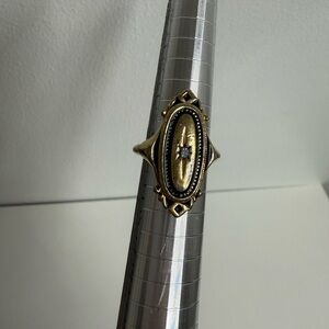 VINTAGE AVON KENSINGTON RING SIZE 4-5 (maybe even a 6!)